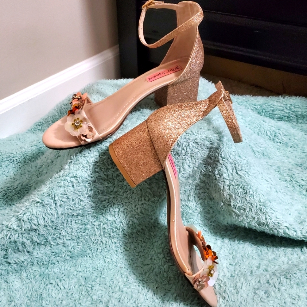 Betsey Johnson Adalee Heels Gold Shimmer sz. 6